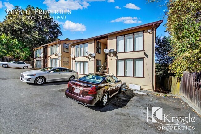 Building Photo - Spacious apartment with laundry hookups