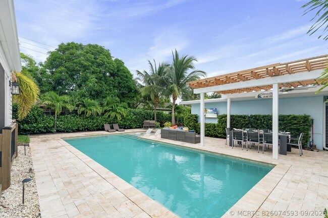 Building Photo - 1601 S Palmway