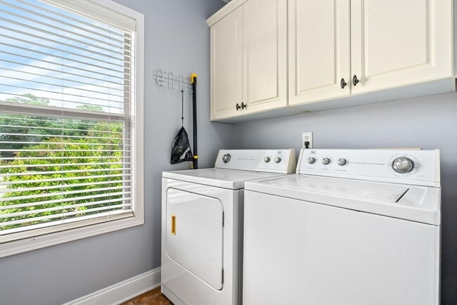 Building Photo - 836 W Glenn Ave