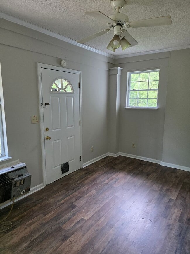 Building Photo - 2BR/2BA Cottage