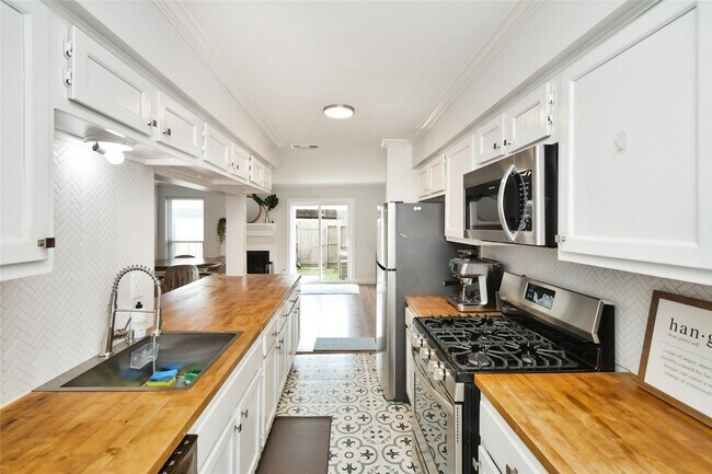 Building Photo - 6426 Kentwick Dr