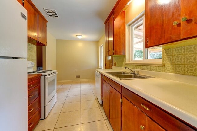 Building Photo - 4 Bed 2 Bath Close To UC Medical Center