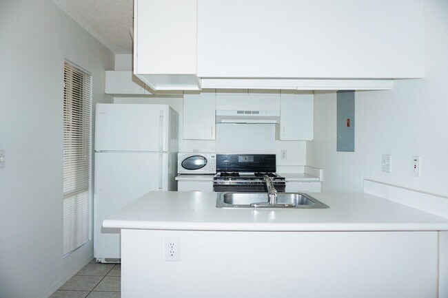 Building Photo - Palm Villas Studio with 1 parking & A/C