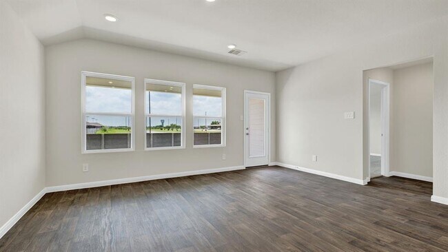 Building Photo - 332 St Thomas St