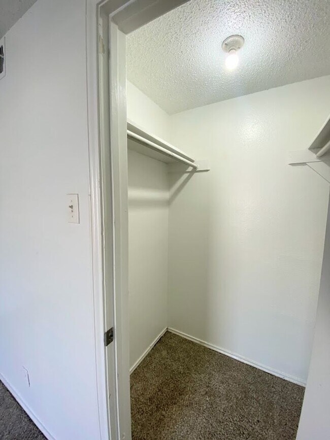 Building Photo - WATERFORD WEST CAMPUS - 4 BEDROOM - $2800