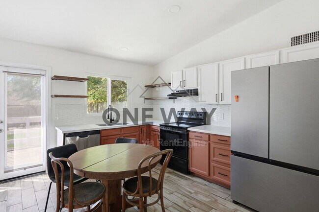 Building Photo - 1329 E Cholla St