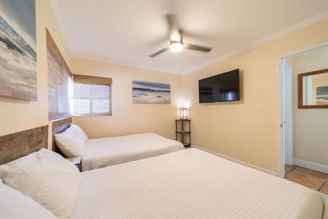 Building Photo - 2101 NE 15th St