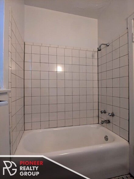 Building Photo - 4829 N Damen Ave