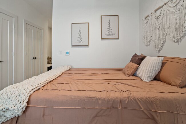 Building Photo - 701 Richmond Ave.