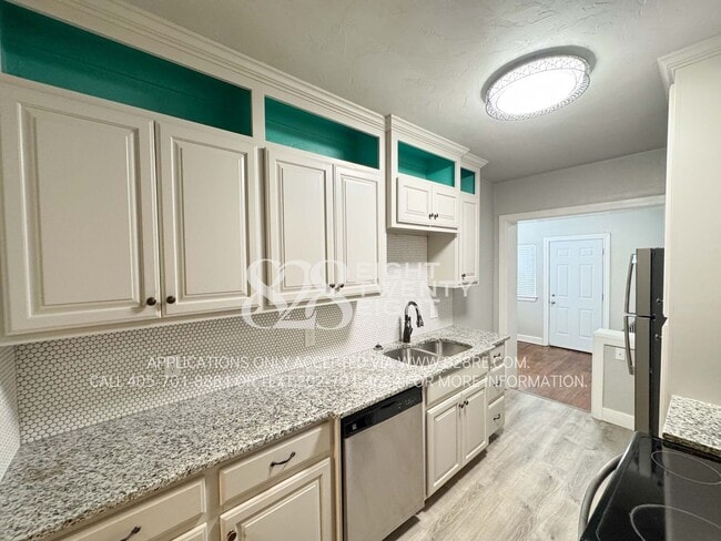 Building Photo - Updated 2 Bed/1.5 Bath Historic Property L...