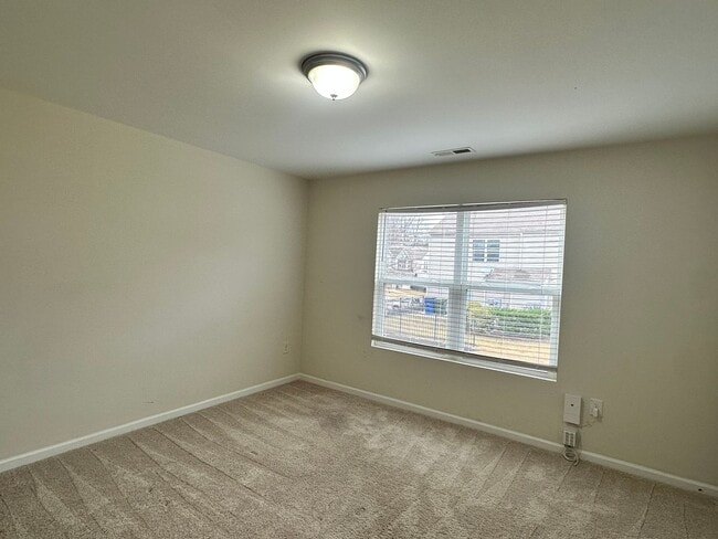 Building Photo - Spacious 3 Bed, 3.5 Bath Townhome in Desirable & Convenient Highland Creek Community!