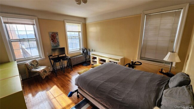 Building Photo - 4 Maple Dr