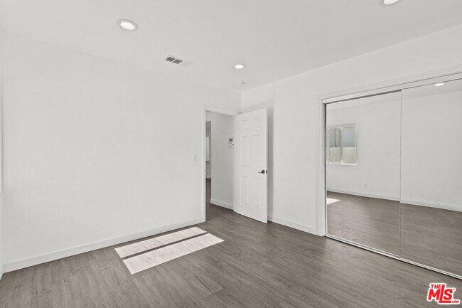 Building Photo - 15153 La Maida St