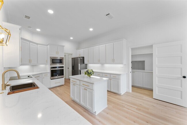 Building Photo - 3316 Westover Dr