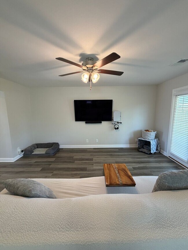 Building Photo - 3 Bedroom 2 1/2 Bath Home For Rent Near Post!