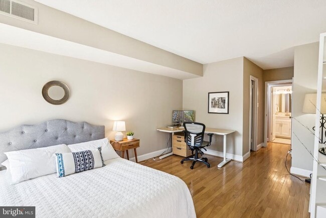 Building Photo - 1300 Army Navy Dr