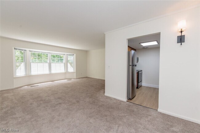 Building Photo - 7020 Carriage Hill Dr