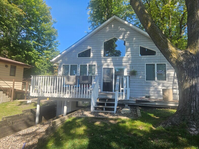 Lakeside exterior - 4301 Quaker Trl NE