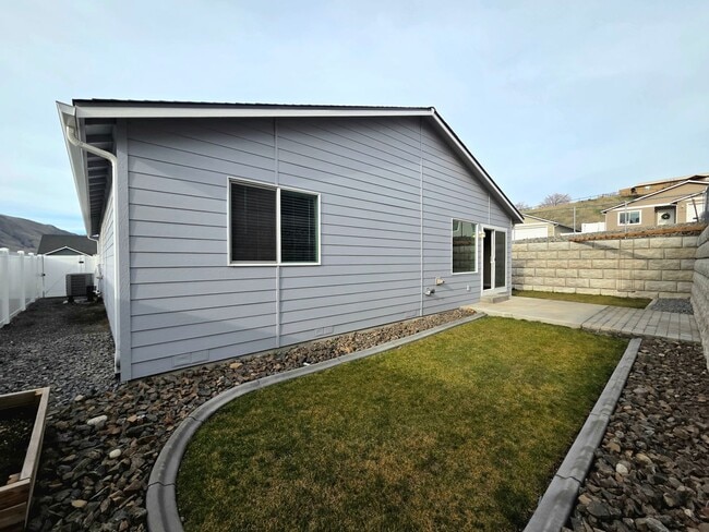 Building Photo - Modern 3 Bed / 2 Bath Rambler | Fully Fenced Yard + 2-Car Garage | Newer Neighborhood