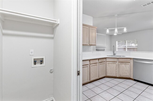 Building Photo - 2808 Kestrel Dr