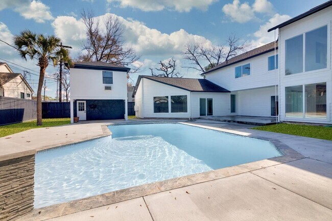 Building Photo - 12564 Memorial Dr