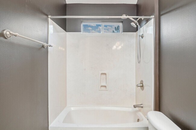 Building Photo - 4 Bedroom in Ideal Neighborhood!!