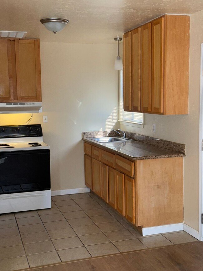 Building Photo - Cute 2 Bedroom