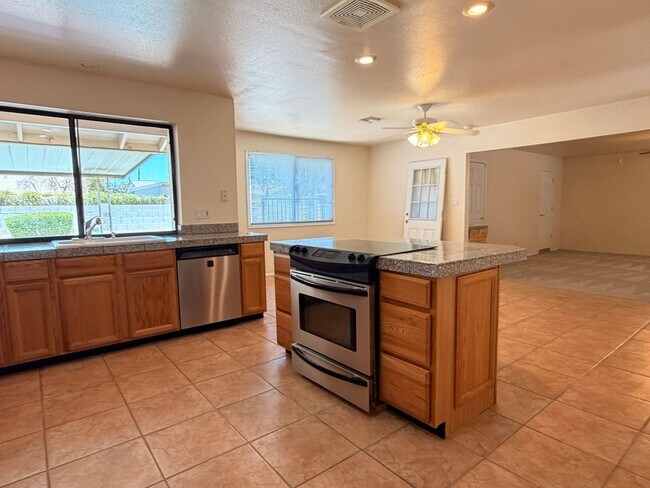 Building Photo - 718 E Manhatton Dr
