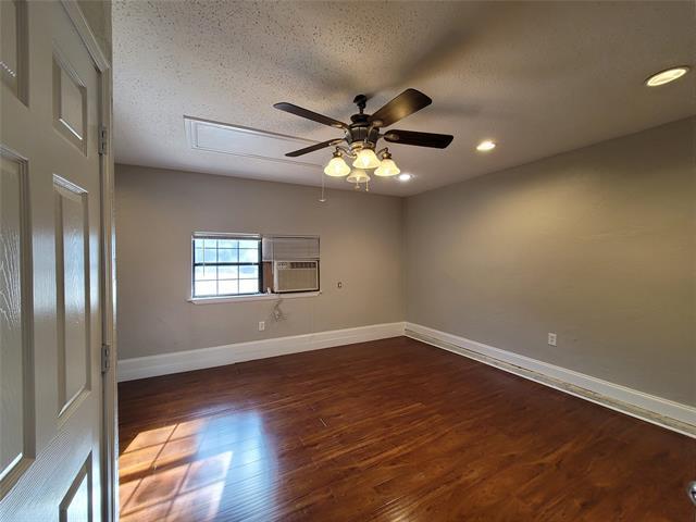 Building Photo - 3516 Wildwood Cir