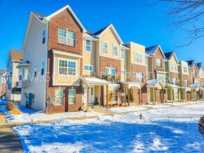 Building Photo - Beautiful 3 Bedroom Townhome in West Des M...