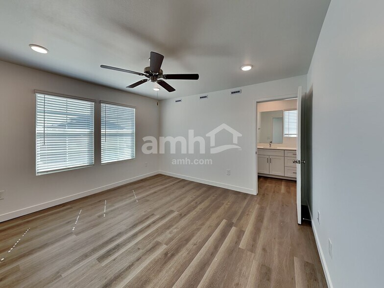 Building Photo - 18450 W El Cortez Pl