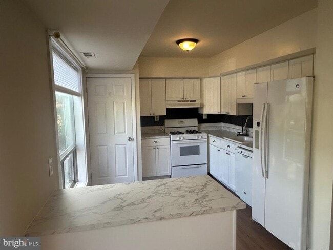 Building Photo - 10142 Fair Wds Dr