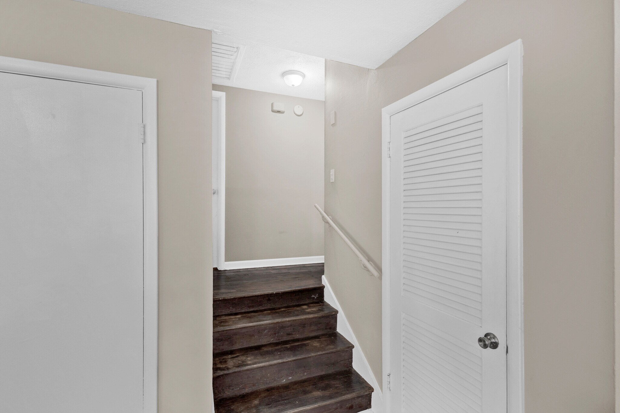 Step up to bedrooms 1,2,3 - 7464 Old Kings Rd S