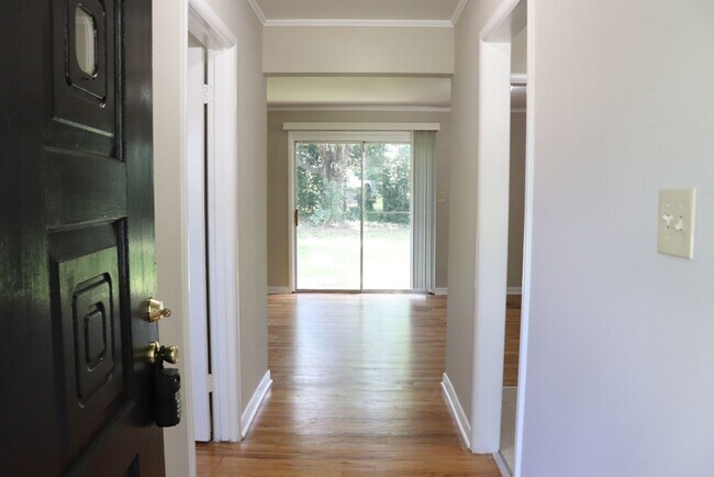 Building Photo - 3-Bedroom thats move-in ready and just wai...