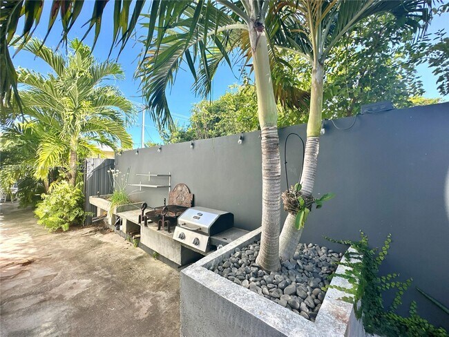 Building Photo - 1668 SW 29th Ave