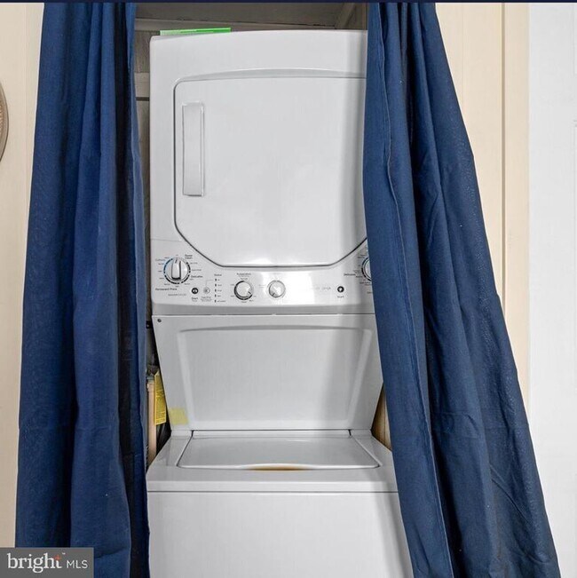 Building Photo - 17 143rd St