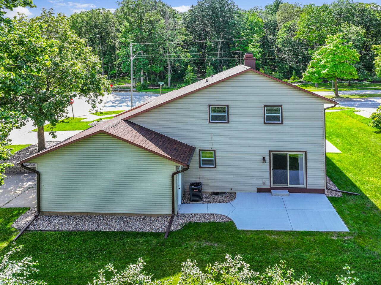 Building Photo - 2596 Parkwood Dr