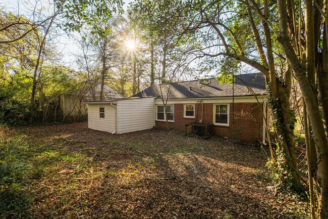 Building Photo - 1850 Hillsdale Dr