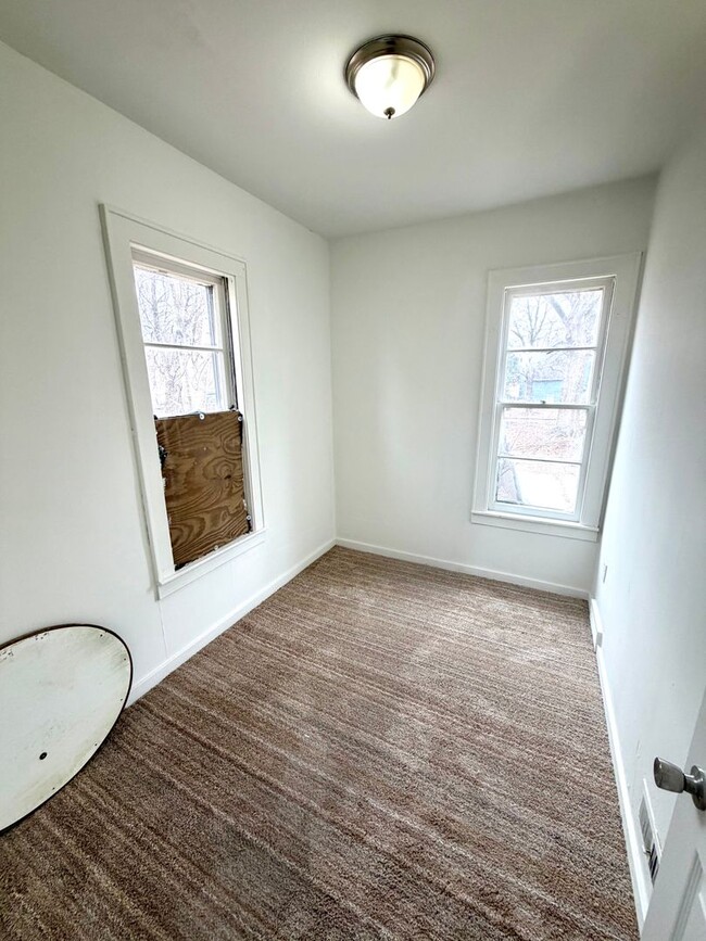 Building Photo - 516 N Porter St