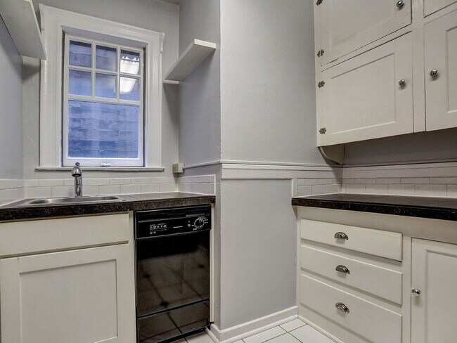 Building Photo - Beautiful 1 Bed w/ Hardwoods on NW Couch &...