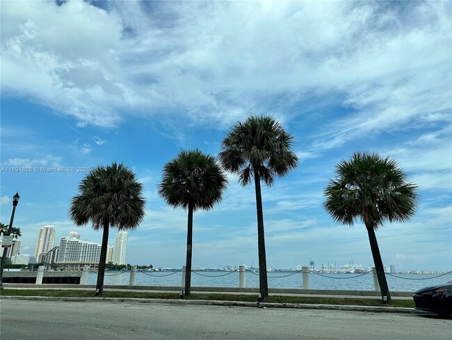 Building Photo - 1408 Brickell Bay Dr