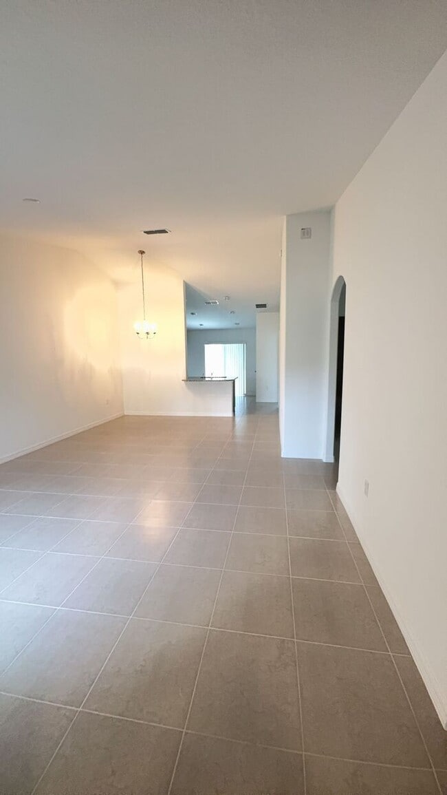 Building Photo - new 4BR duplex