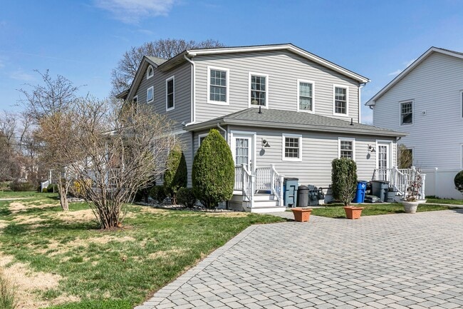 Building Photo - 11 Lakeside Ave