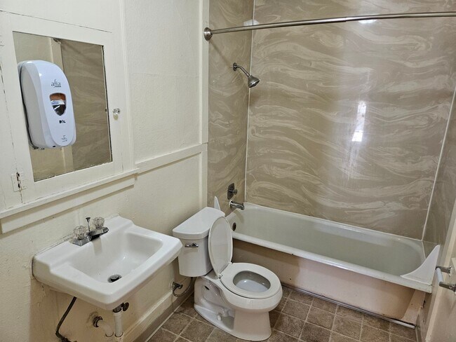 Building Photo - 3 Bedroom House Only $2,695.00/month!!