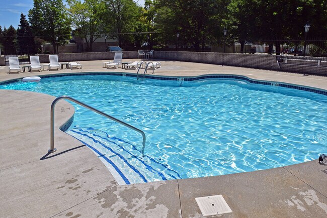 Building Photo - Sharp 2 bedroom, 2 1/2 bath with basement ...