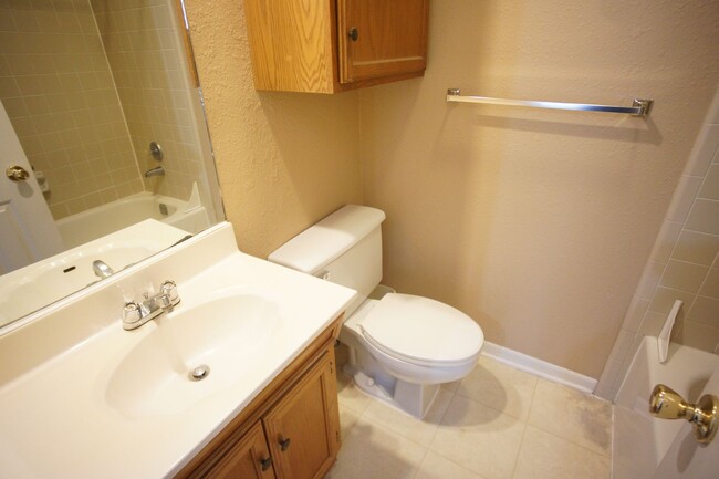 Building Photo - Quiet 2/2 Furnished Condo in West Campus