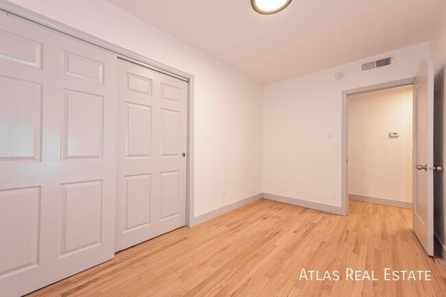 Building Photo - Stylish 3 BR townhome @ great location! NO...