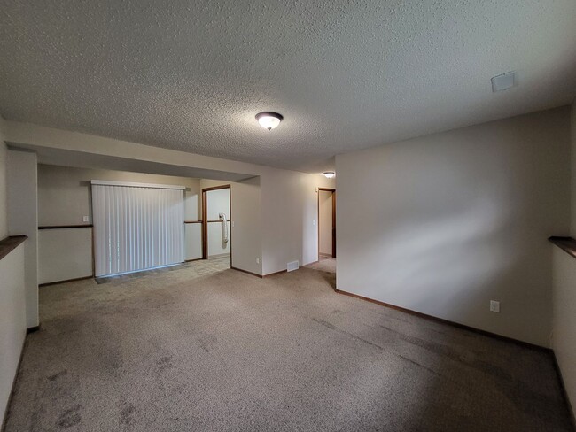 Building Photo - Spacious 4 bedroom home!