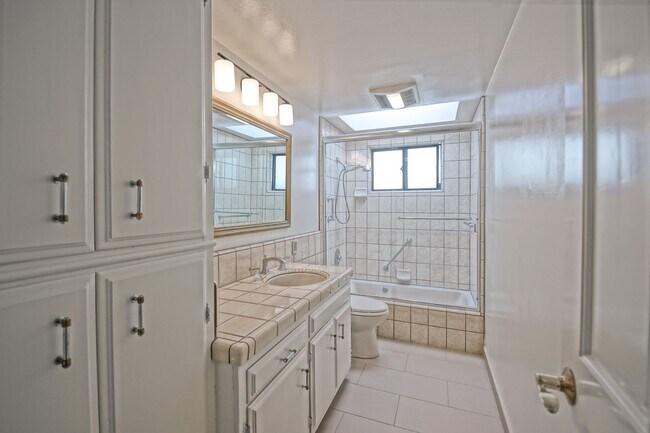 Building Photo - VERY BRIGHT & AIRY, 2050 SQ FT HOME W/ TON...