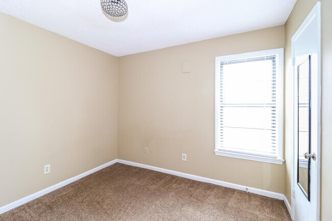 Building Photo - 3902 Clover Hill Dr